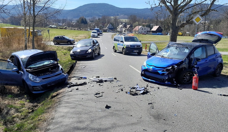 U Ostašova na Liberecku se srazila dvě auta. Jedno skončilo v příkopě