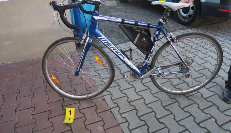 Řidič auta nedal přednost a srazil cyklistu. Ten skončil v nemocnici