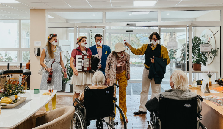 Zdravotní klauni nově rozdávají radost seniorům v Jabloneckých Pasekách.  Dříve narozené budou navštěvovat ob týden