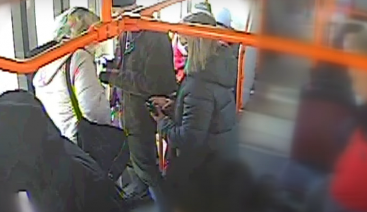 Tvrdé napadení v šalině. Pár v Brně zlomil revizorce kost v obličeji