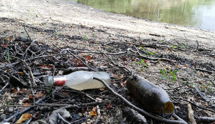 Na úklidu Jablonce se podílejí vězni z Rýnovic i dobrovolníci. Zapojit se mohou také ukrajinští uprchlíci