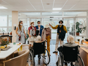 Zdravotní klauni nově rozdávají radost seniorům v Jabloneckých Pasekách.  Dříve narozené budou navštěvovat ob týden