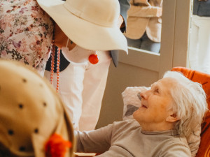 Zdravotní klauni nově rozdávají radost seniorům v Jabloneckých Pasekách.  Dříve narozené budou navštěvovat ob týden