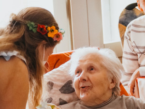 Zdravotní klauni nově rozdávají radost seniorům v Jabloneckých Pasekách.  Dříve narozené budou navštěvovat ob týden