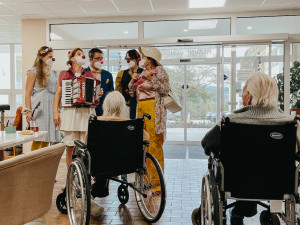 Zdravotní klauni nově rozdávají radost seniorům v Jabloneckých Pasekách.  Dříve narozené budou navštěvovat ob týden