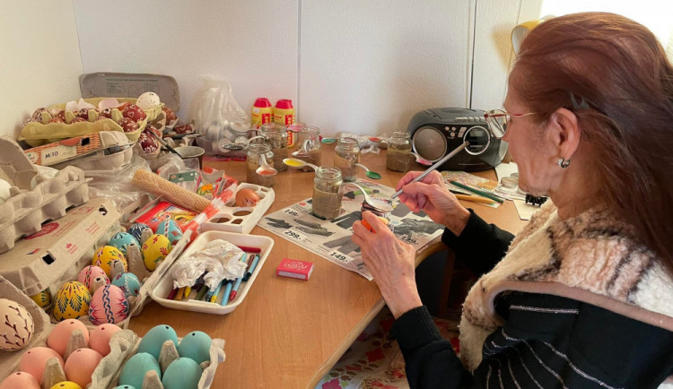 Bez malování by mě nebavil svět, říká pětasedmdesátiletá Helena, která dvacet let zdobí kraslice