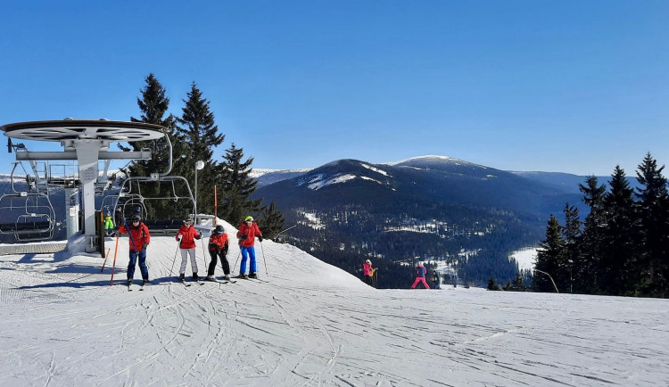 V Harrachově se ještě lyžuje. Sezona skončí na velikonoční pondělí