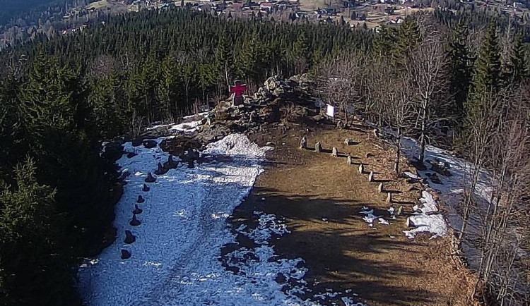 Záběr z webkamery na poničený památník