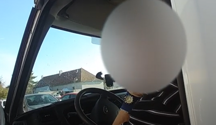 Opilý muž na jižní Moravě si sedl do cizí dodávky a naboural dvě auta