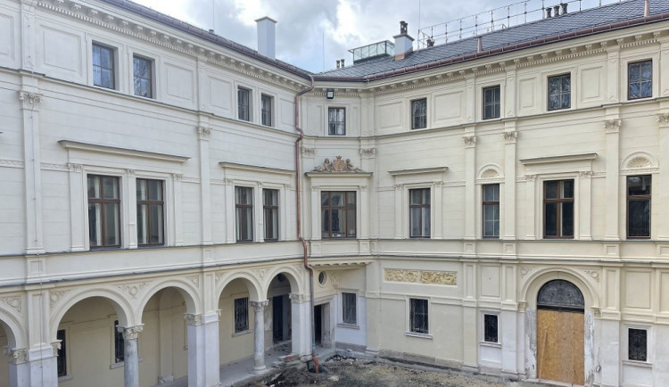 Rekonstrukce Liebiegova paláce pokračuje. Z oranžérie bude kavárna, z koupelny učebna