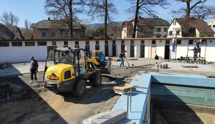 Zrekonstruované koupaliště v Chrastavě otevře v červnu. Voda by měla být kvalitnější