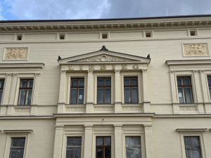 Rekonstrukce Liebiegova paláce pokračuje. Z oranžérie bude kavárna, z koupelny učebna