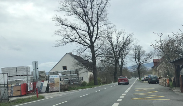 Lokalitu u Medvěda hlídá radar, níže u bývalé pošty bude chodník.