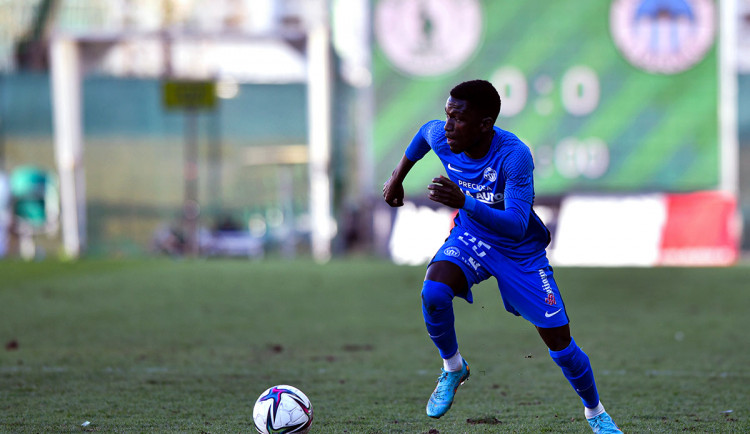 Ghali se začíná prosazovat do sestavy Slovanu. S fotbalem začínal na ulici