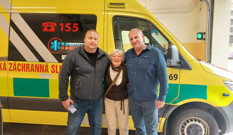 Otužilkyni oživili záchranáři z jižní Moravy. I po letech má u sebe jejich fotku