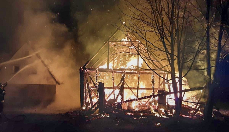 Noční požár stodoly ve Zdislavě. Zasahovalo osm jednotek hasičů