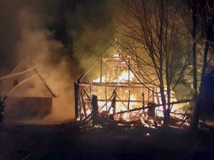 Noční požár stodoly ve Zdislavě. Zasahovalo osm jednotek hasičů