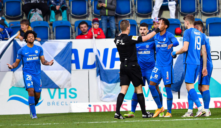 Rozhodčí právě odpískal penaltu za ruku Michala.