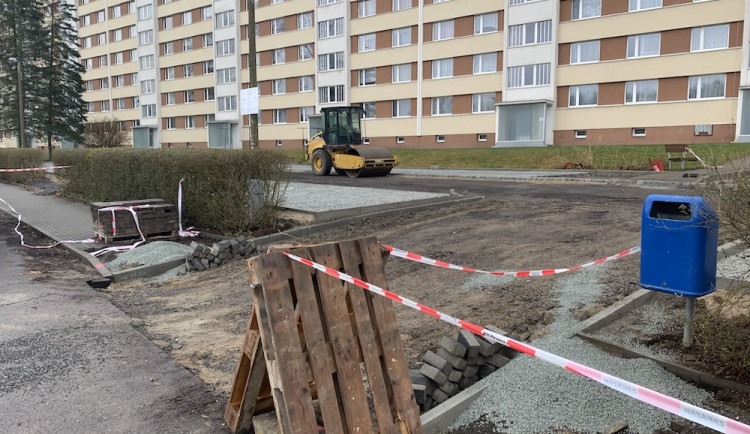 Parkoviště u Hokejky staví město bez povolení. Na jeho vydání čekáme, říká náměstek