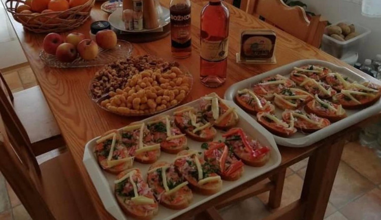 Z bylo pro manželku Zuzanu. Policie za chlebíčky politika stíhat nebude