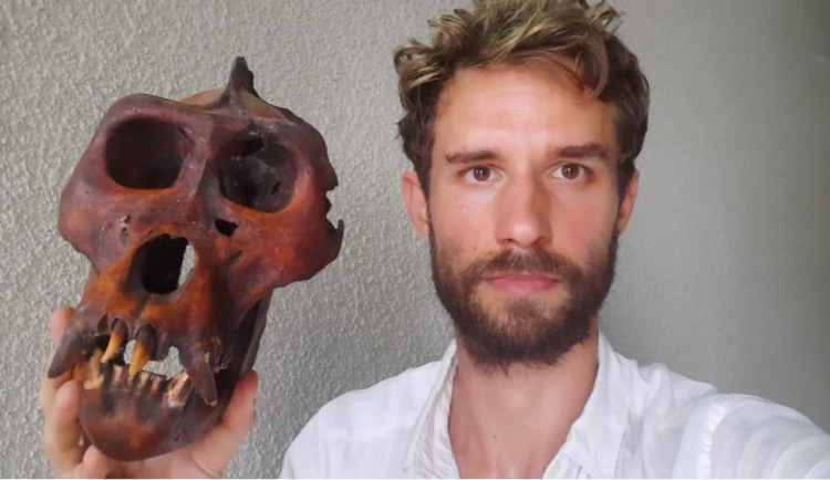 Arthur Sniegon s jednou ze zadržených lebek