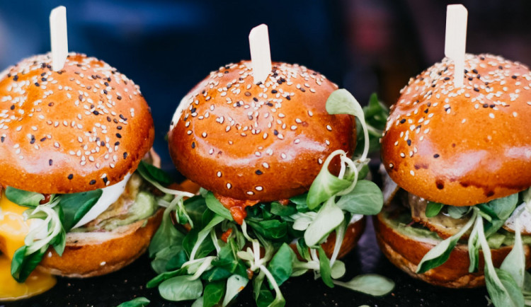 VÍKEND PODLE DRBNY: Street Food Festival, automobiloví veteráni a Den Země v zoo