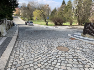 Uzavírka Jiskrovy ulice trvala téměř rok. Nebyl materiál a kameníci, vysvětlil náměstek