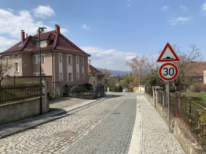 Uzavírka Jiskrovy ulice trvala téměř rok. Nebyl materiál a kameníci, vysvětlil náměstek