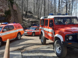 Muž uvízl v Jizerkách, chtěl si zkrátit cestu. Museli pro něho lezci