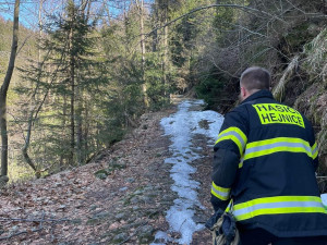 Muž uvízl v Jizerkách, chtěl si zkrátit cestu. Museli pro něho lezci