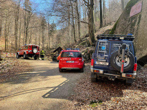 Muž uvízl v Jizerkách, chtěl si zkrátit cestu. Museli pro něho lezci