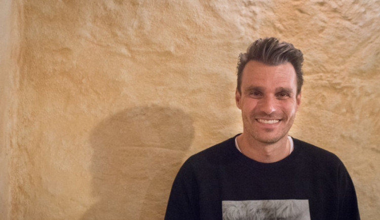 Mentální kouč šíří při svých přednáškách na jihočeských školách lži o Leoši Marešovi