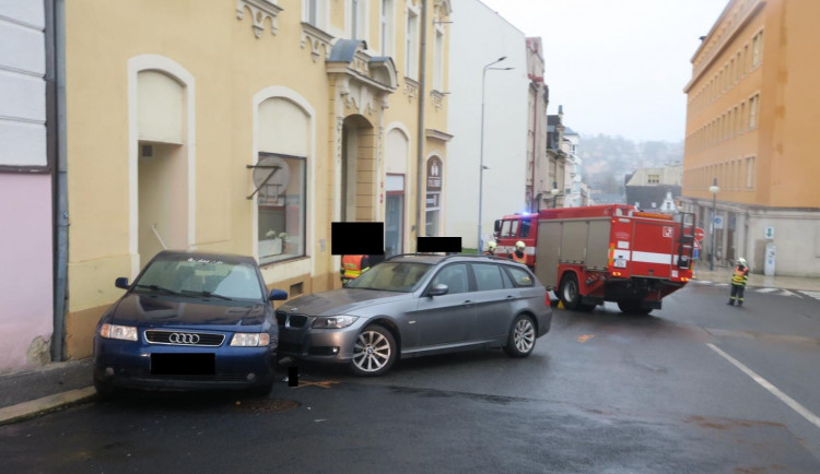 Mladý řidič na mokru nezvládl řízení, narazil do zaparkovaného auta