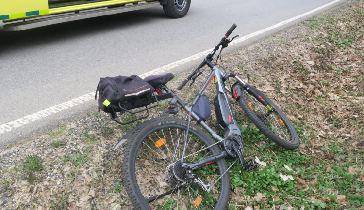 Senior na elektrokole bez helmy nezvládl sjezd. Po zabrzdění přelétl přes řídítka