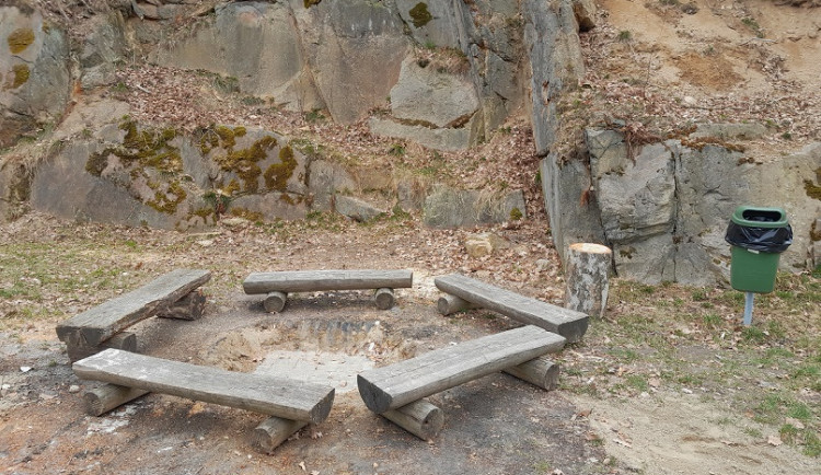 Veřejné ohniště ve Vesci dostalo novou podobu