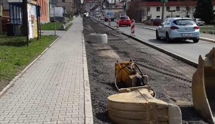 Komplikace ve směru na Harrachov. Hned na třech úsecích zdrží řidiče semafory
