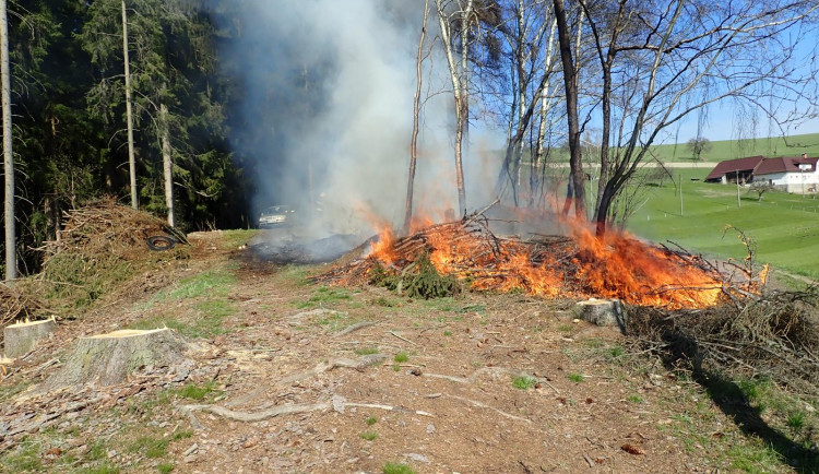 Pálení čarodějnic je dobré nahlásit přes internet předem. Pořadatelé hasičům ušetří práci