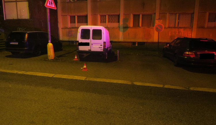 Opilou ženu mělo před ubytovnou srazit auto. Policie hledá svědky