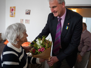 V Liberci žije osm stoletých občanů. Jubilejní narozeniny oslavila Anna Vošvrdová
