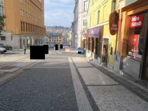 Zaparkované auto v Jablonci se samo rozjelo z kopce. Narazilo do budovy soudu