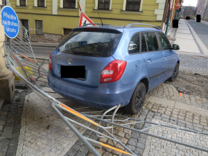 Zaparkované auto v Jablonci se samo rozjelo z kopce. Narazilo do budovy soudu