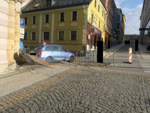 Zaparkované auto v Jablonci se samo rozjelo z kopce. Narazilo do budovy soudu