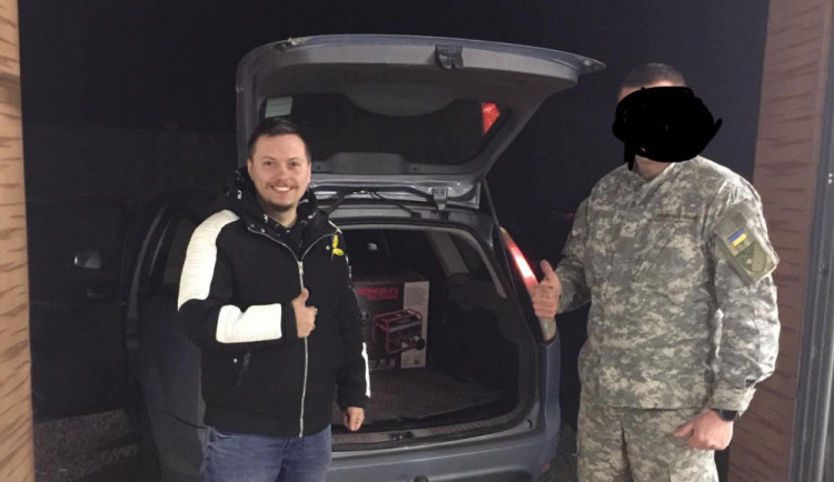 Vasyl vozí českou pomoc vojákům na frontu. Ukrajinci na to nikdy nezapomenou, říká