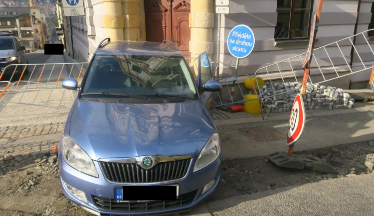 Zaparkované auto v Jablonci se samo rozjelo z kopce. Narazilo do budovy soudu