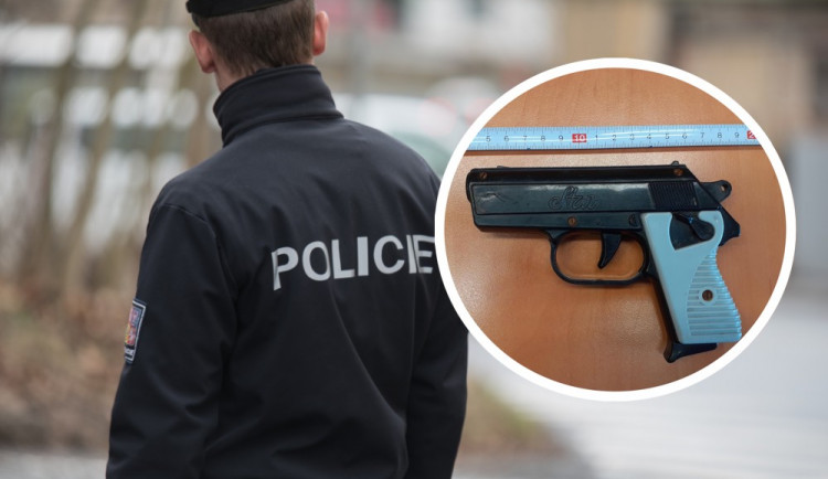 Nepovedená loupež. Do večerky přišel s dětskou pistolkou, majitel lupiče vyhnal