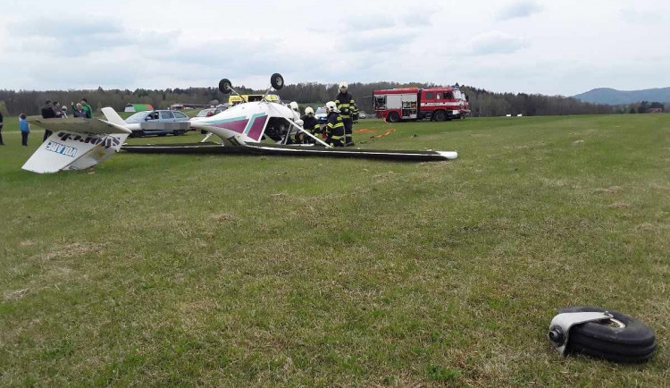 Na českolipském letišti Lada se zřítil ultralight. Pilot skončil v nemocnici