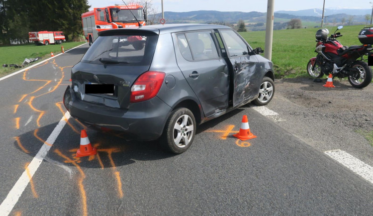 Pěkné počasí vylákalo motorkáře. V Loužnici se motorka srazila s autem, do něj vzápětí narazila další