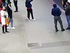 Liberečtí policisté pátrají po totožnosti svědků z Fügnerky. Poznáváte je?