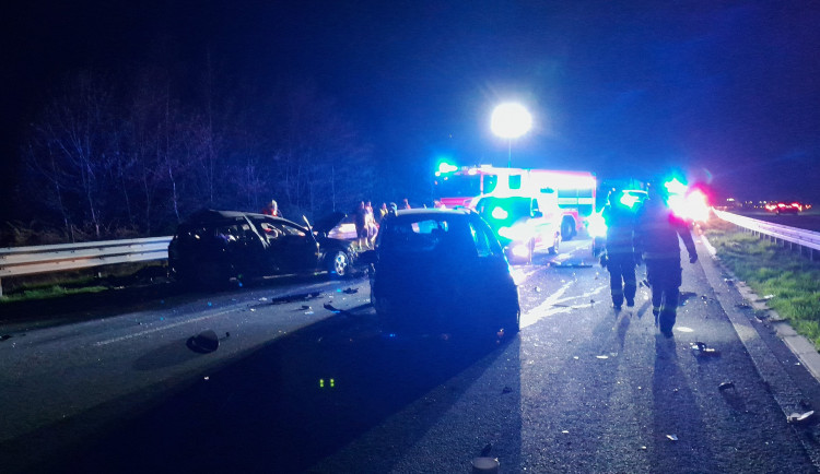 Vážná nehoda uzavřela výpadovku na Turnov. Při srážce dvou aut se zranilo pět lidí