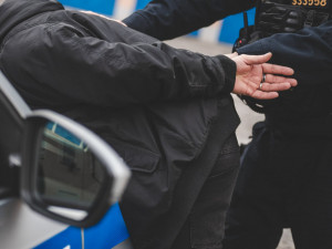 Jablonečtí kriminalisté zadrželi pět lidí z autoškol. Zřejmě brali úplatky